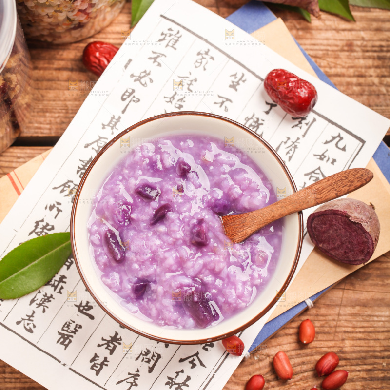 一碗紫薯粥放在木底上