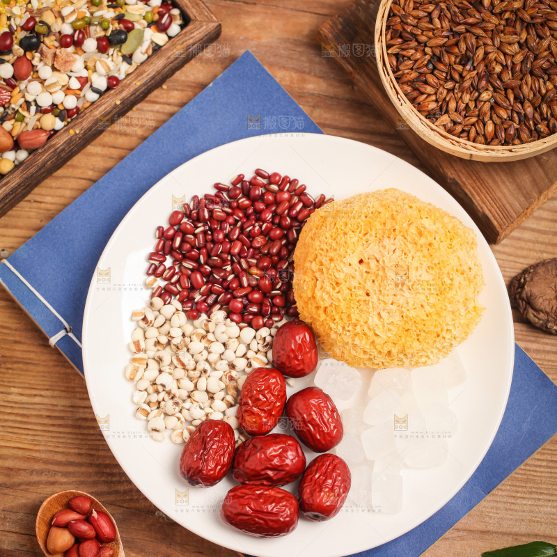 蓝底上放着一盘五谷组合
