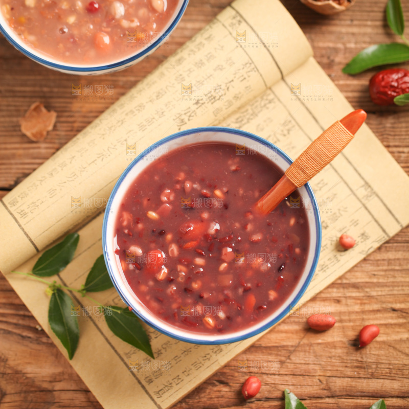 木底上放着一碗八宝粥