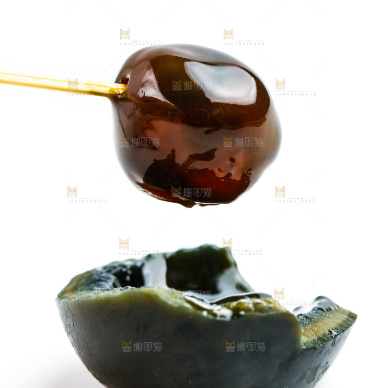 白底上放着皮鸭蛋