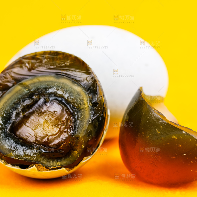 浅底上放着皮鸭蛋