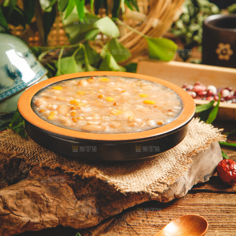 木底上放着一碗八宝粥