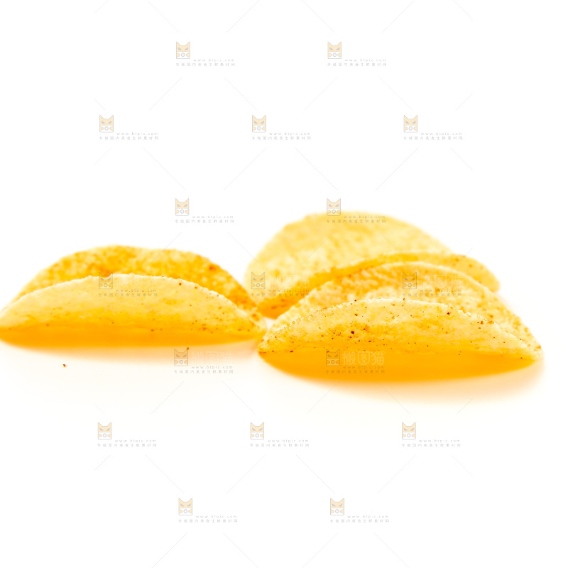 白底上的薯片