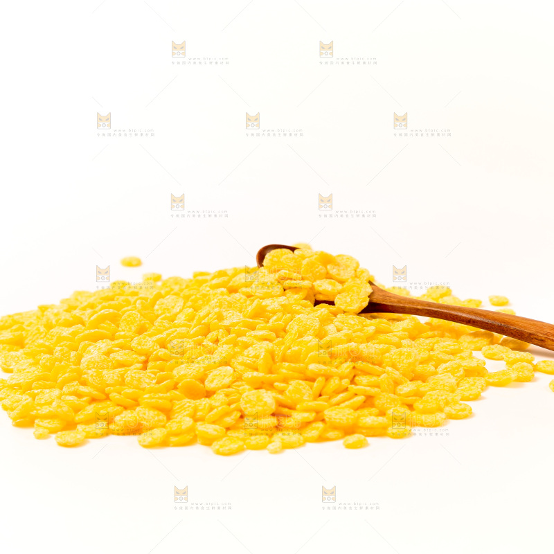 白底上放着玉米片