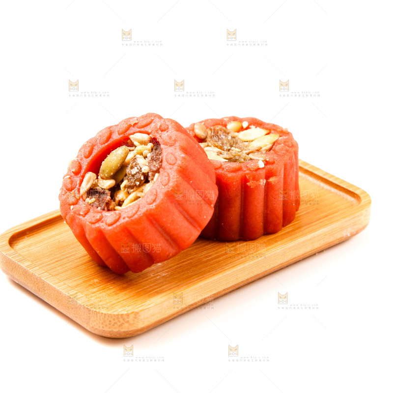 盘子里装着月饼