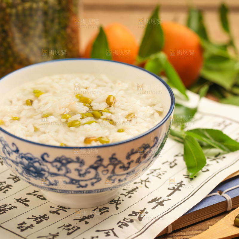 碗里装着绿豆粥
