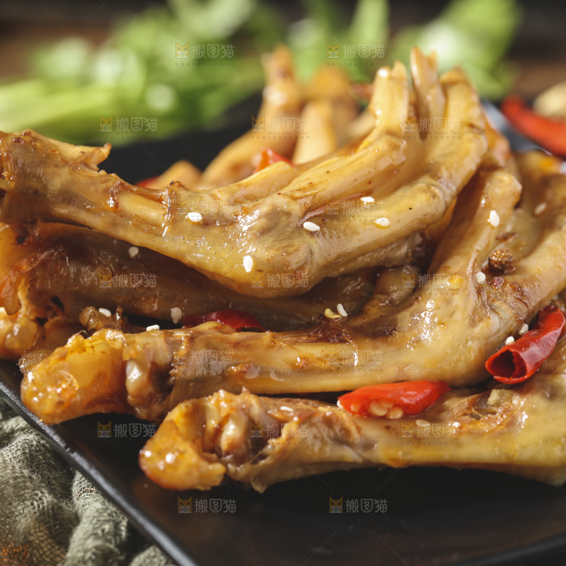 盘子里装着香辣鸭爪
