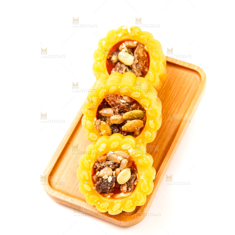 盘子里装着月饼