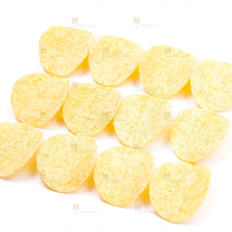 白底上的薯片