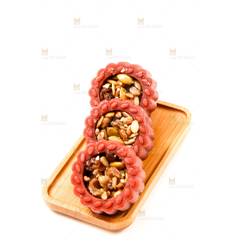 白底上放着坚果月饼