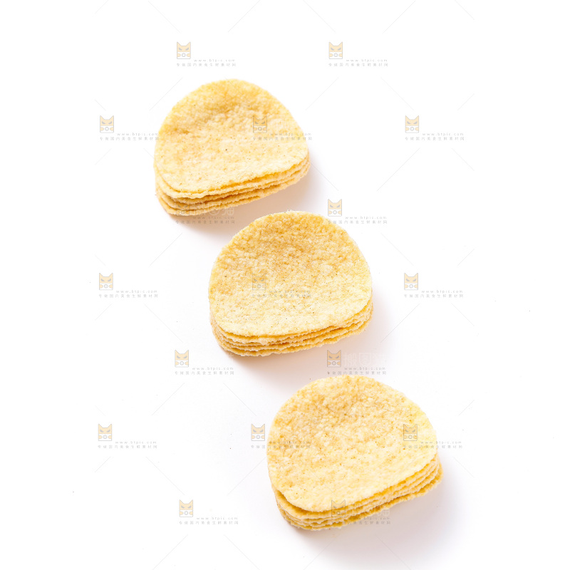 白底上的薯片