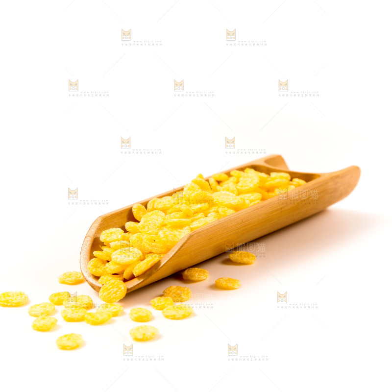 白底上放着玉米片