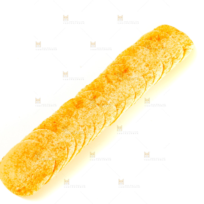 白底上的薯片
