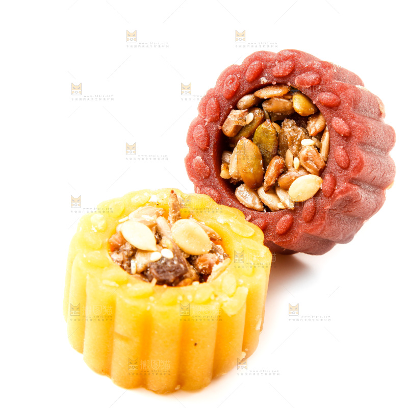 白底上放着坚果月饼