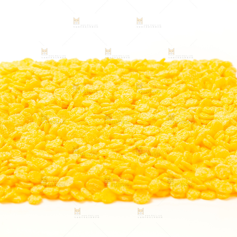 白底上放着玉米片