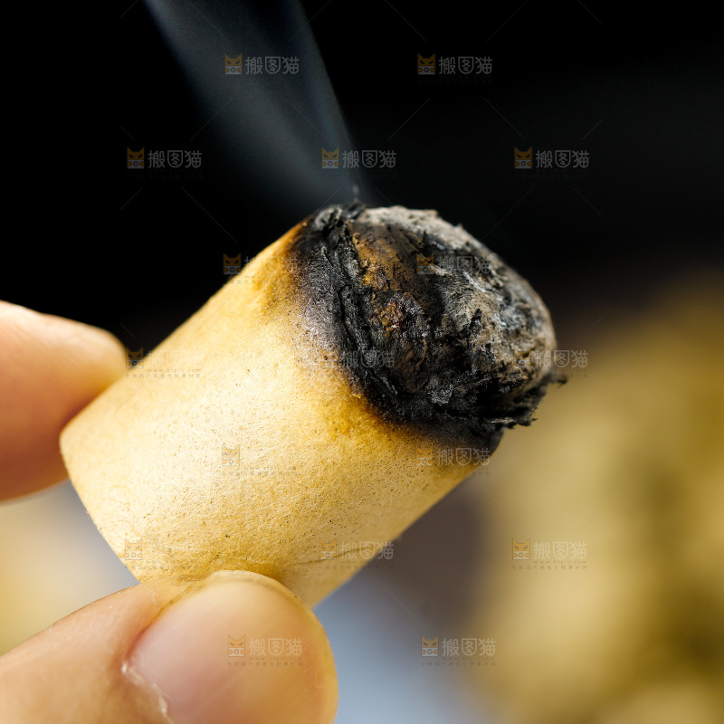 手里拿着艾条