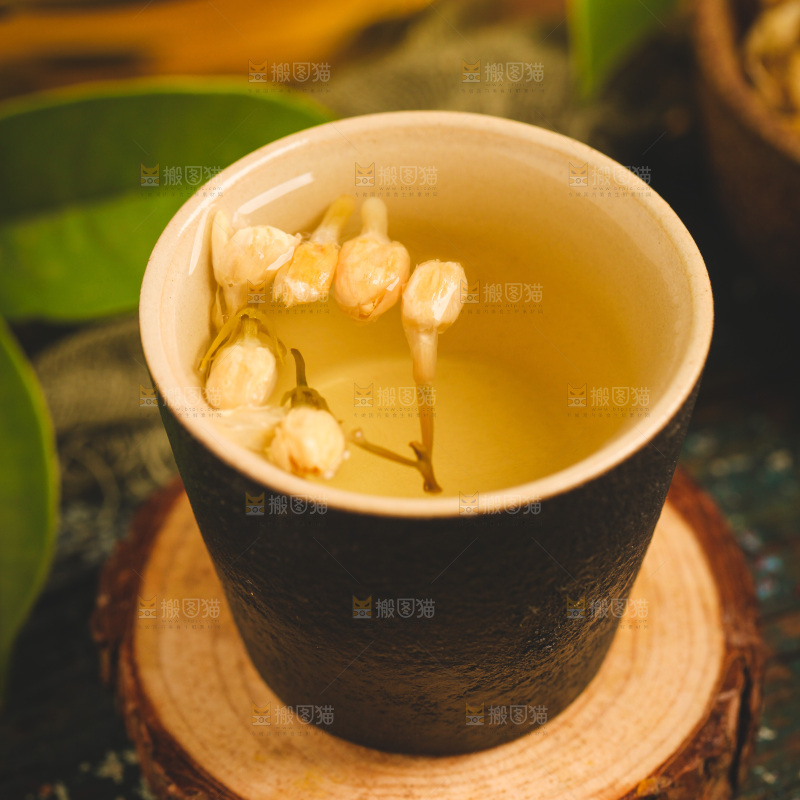 木底上放着一杯茉莉花茶