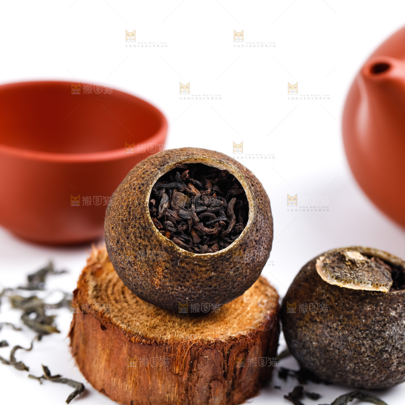 白底上摆放着小青柑普洱茶