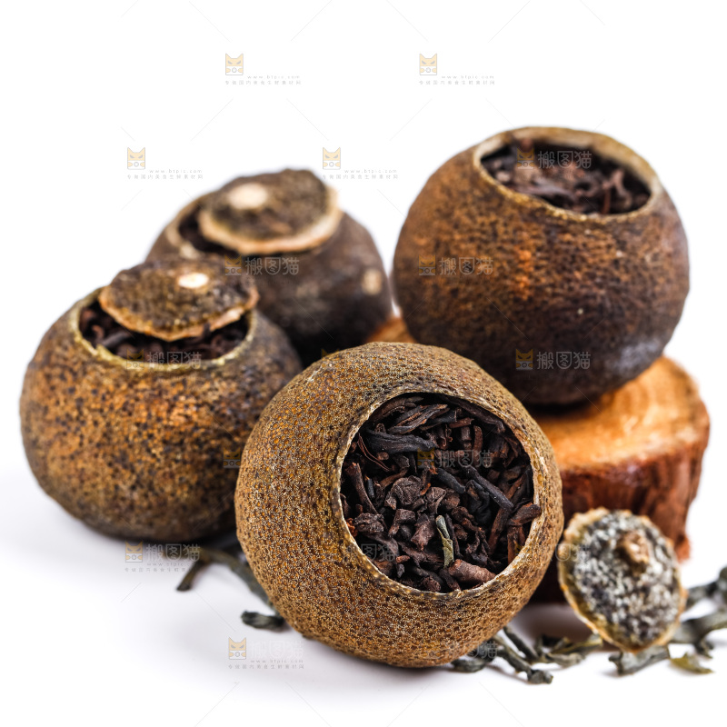 白底上摆放着小青柑普洱茶