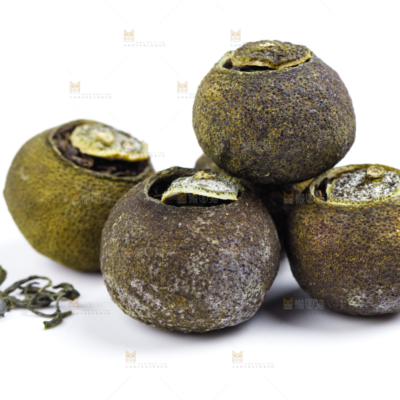 白底上放着小青柑普洱茶