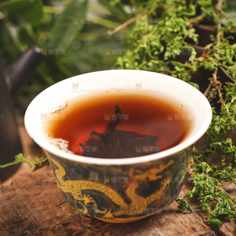 木底上放着一杯绿茶