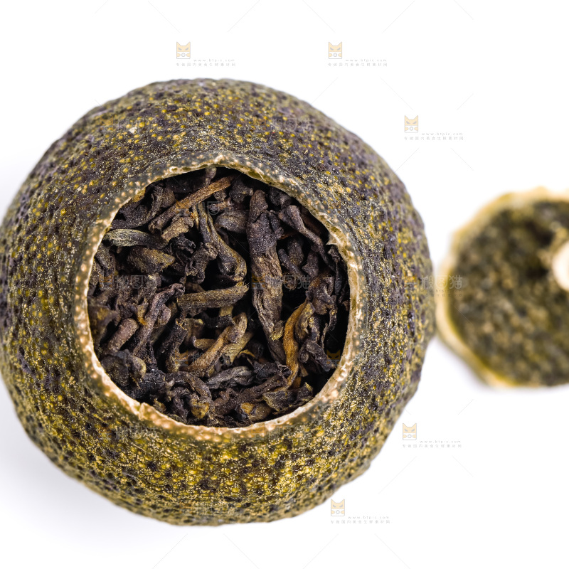 白底上放着小青柑普洱茶
