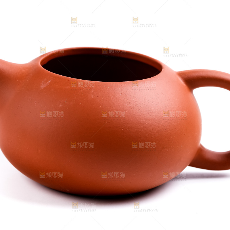 白底上放着陶瓷茶壶