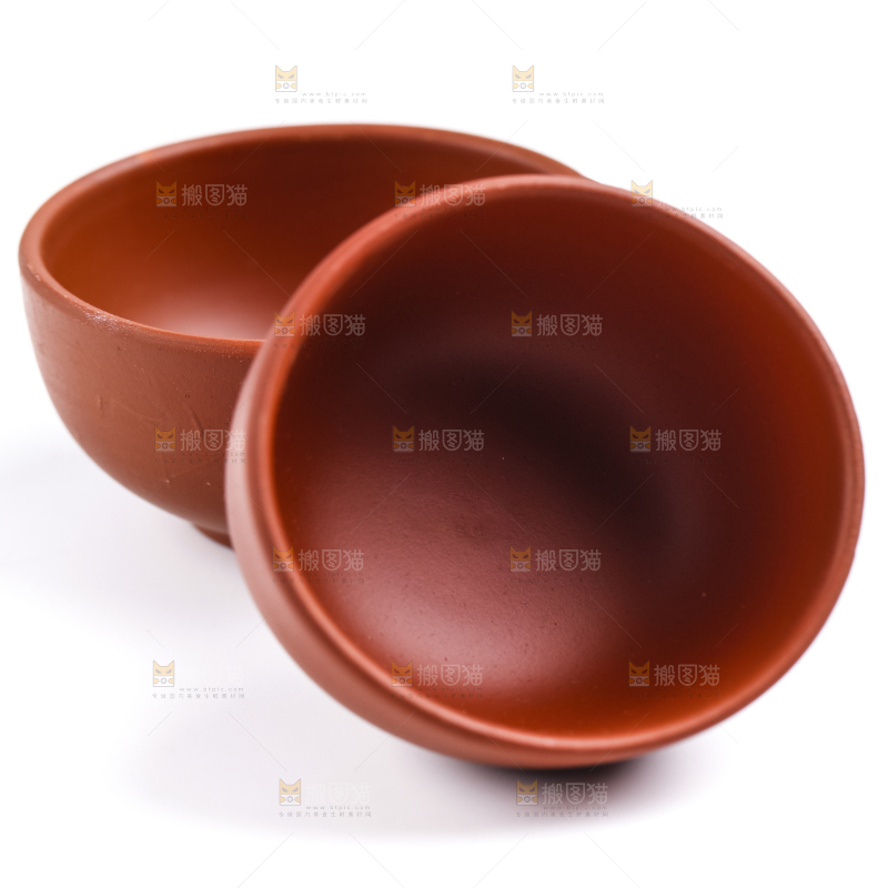 白底上放着陶瓷茶杯