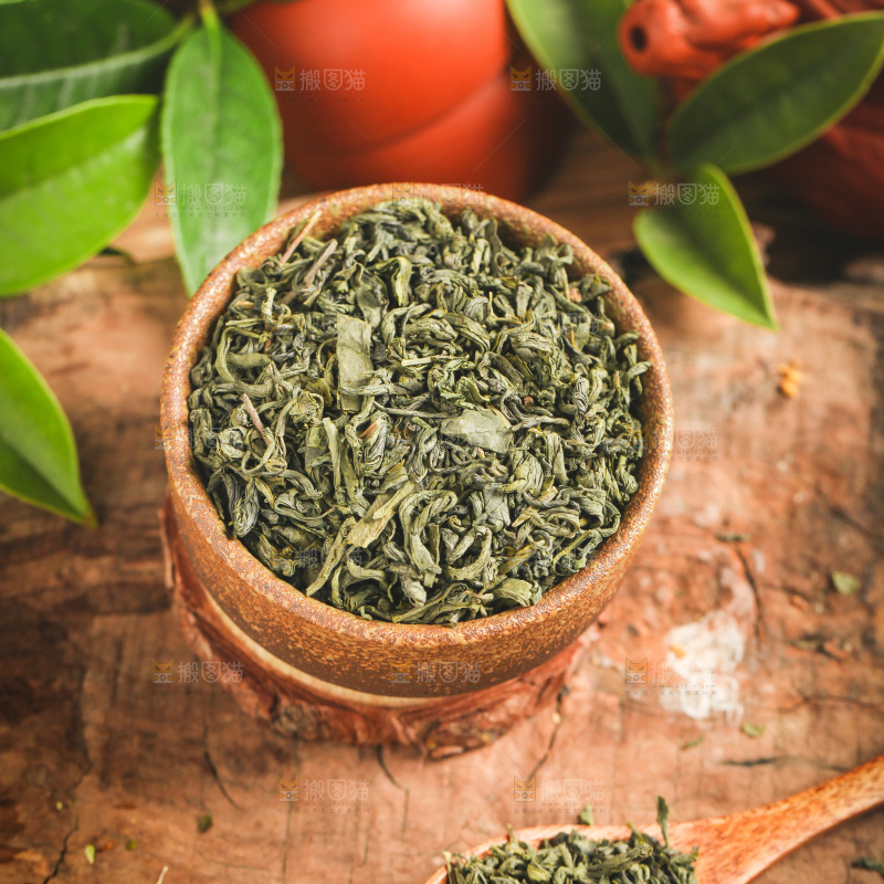木底上放着绿茶
