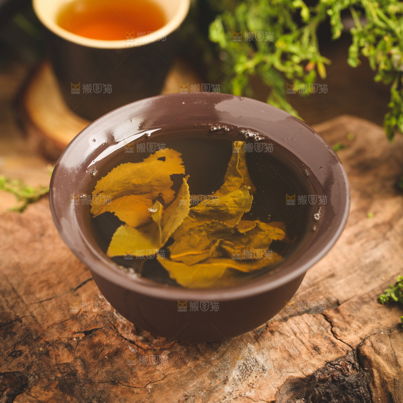 木底上放着一杯铁观音茶