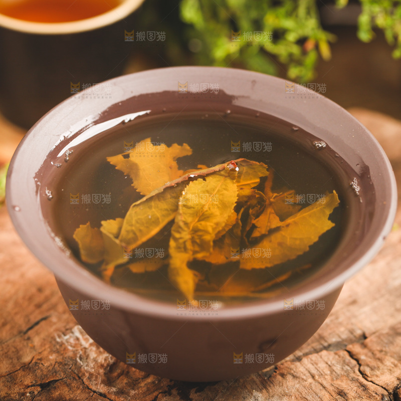 木底上放着一杯铁观音茶