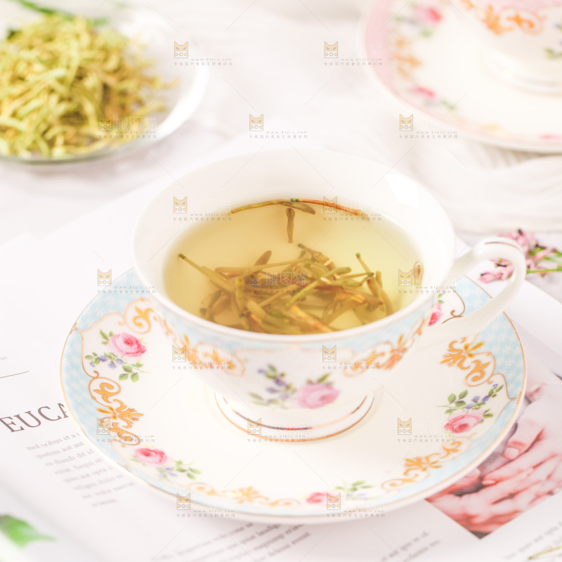 书上摆放着一杯金银花茶