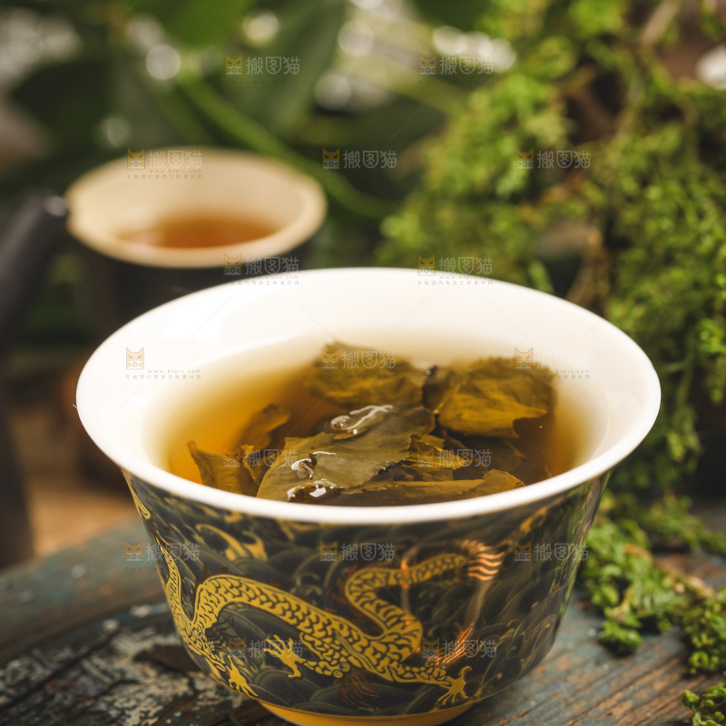 木底上放着一杯铁观音茶