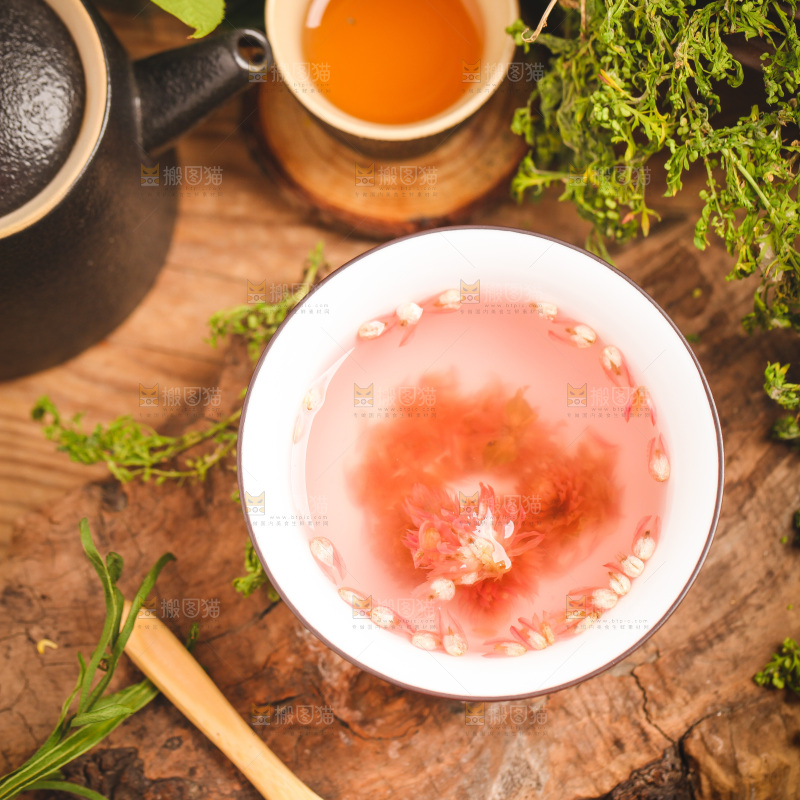 木底上的一杯千日红花茶