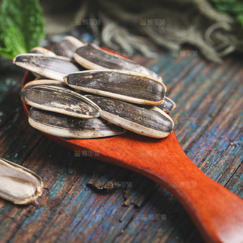 木底上放着一勺葵花籽