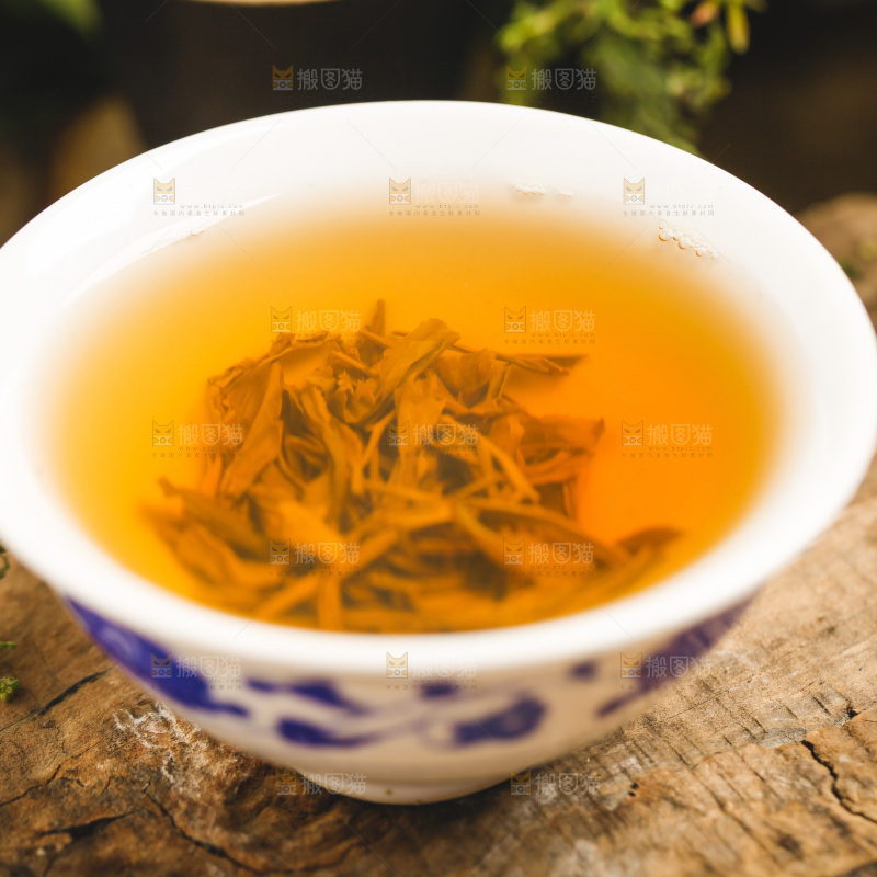 木底上放着一杯毛尖