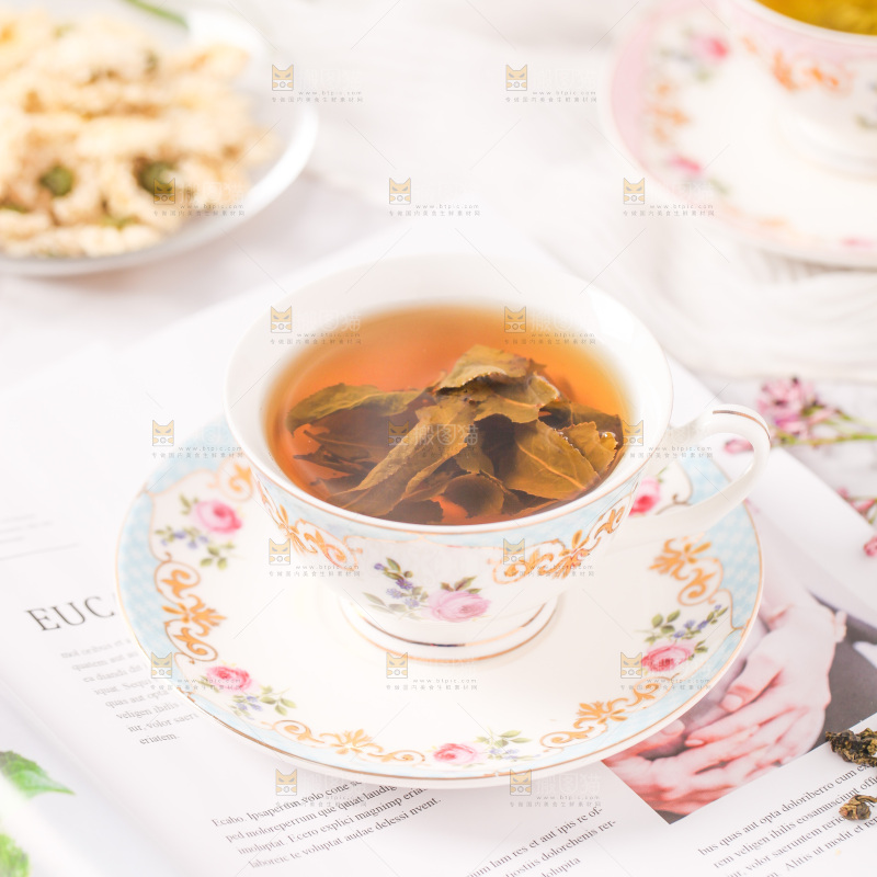 书上放着一杯铁观音茶