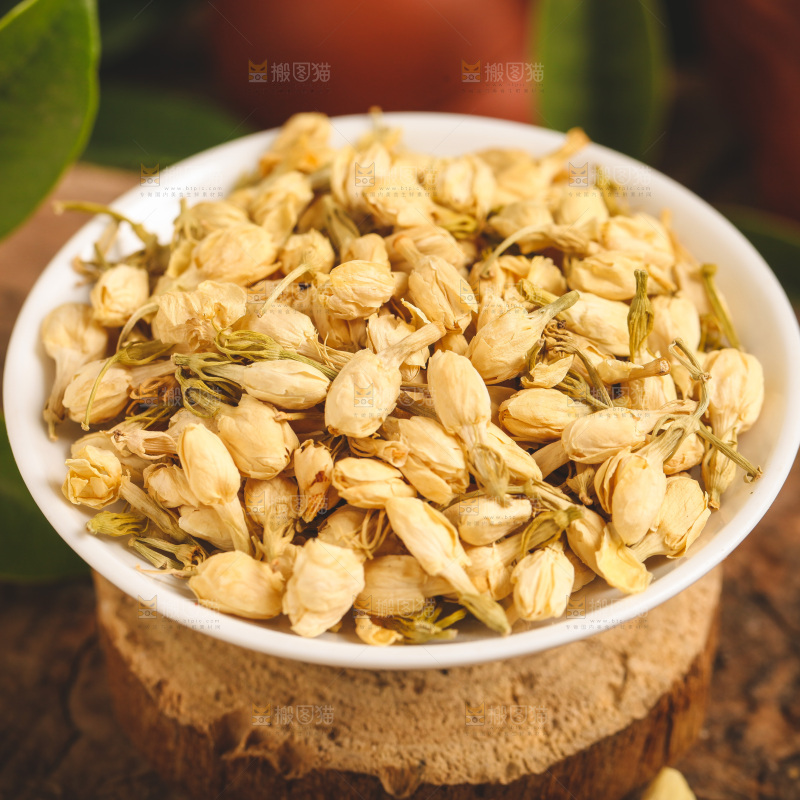 木底上放着茉莉花茶