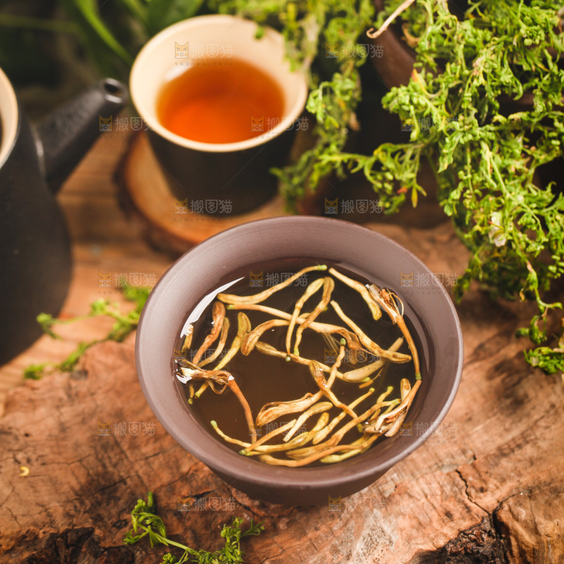 木底上放着一杯金银花茶