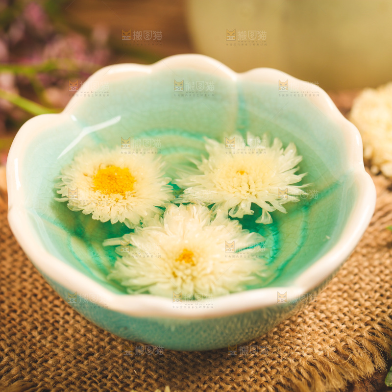 木底上放着一盏杭白菊茶