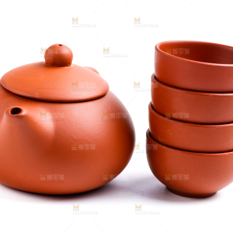 白底上放着陶瓷茶壶
