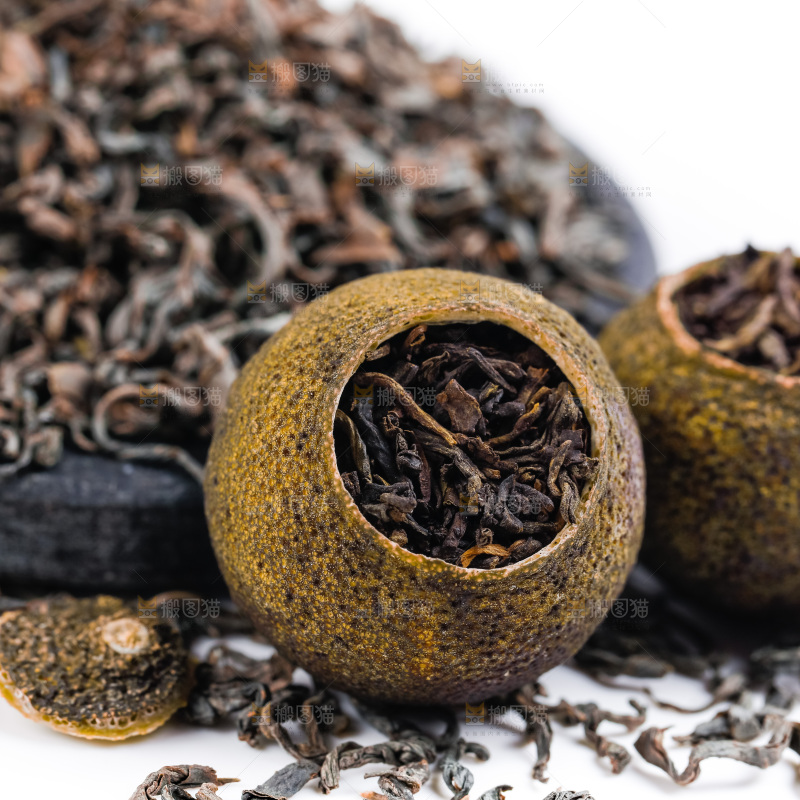 白底上摆放着小青柑普洱茶