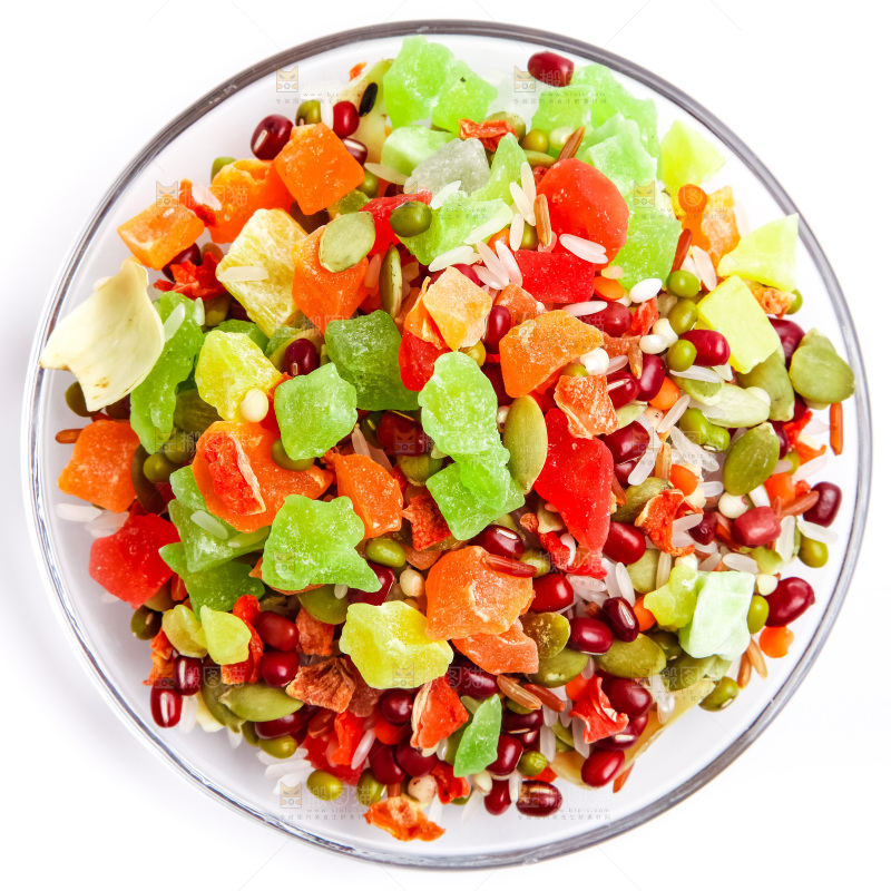 白底上放着一盘水果粥