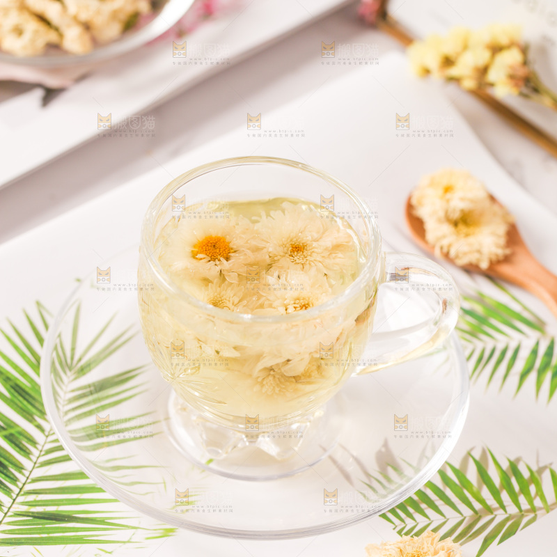 桌子上放着一杯杭白菊花茶