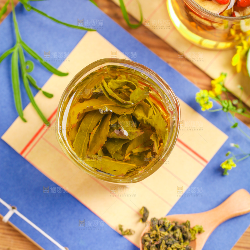 信纸上放着一杯铁观音茶
