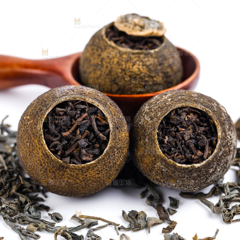白底上摆放着普洱茶