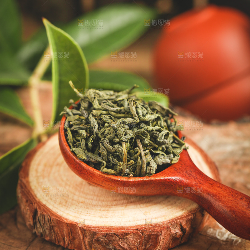 木底上勺子里的绿茶