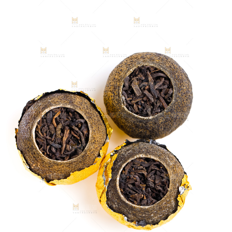 白底上摆放着茶叶