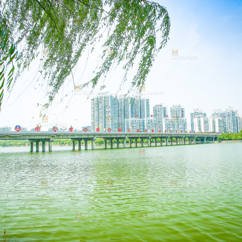 清澈的湖水