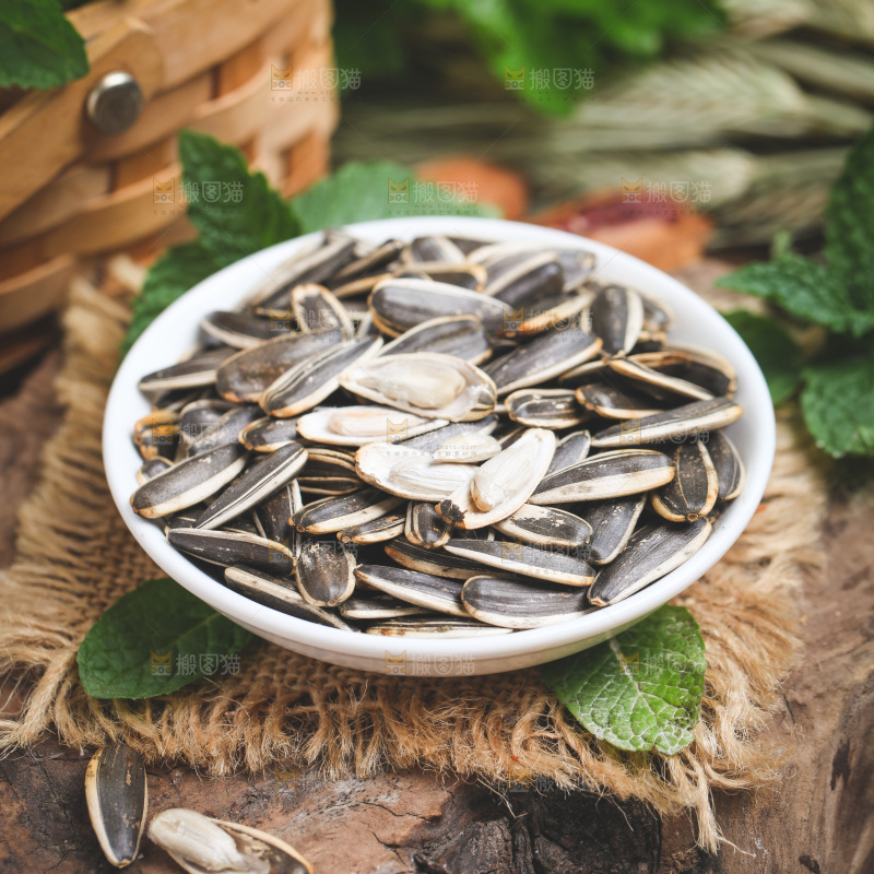 木底上放着一盘葵花籽